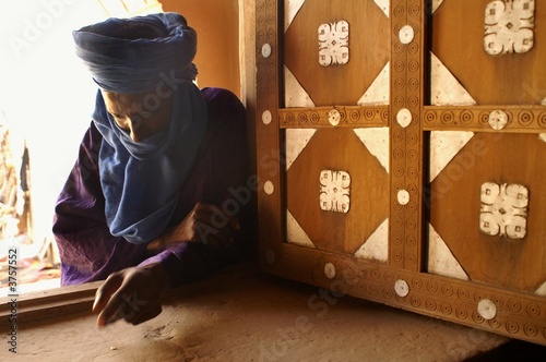 Tuareg am Fenster photo