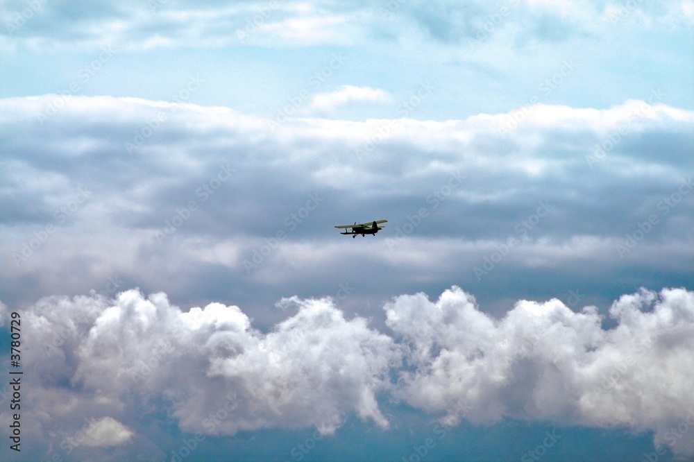 Flugzeug in Wolken Flugzeug in Wolken