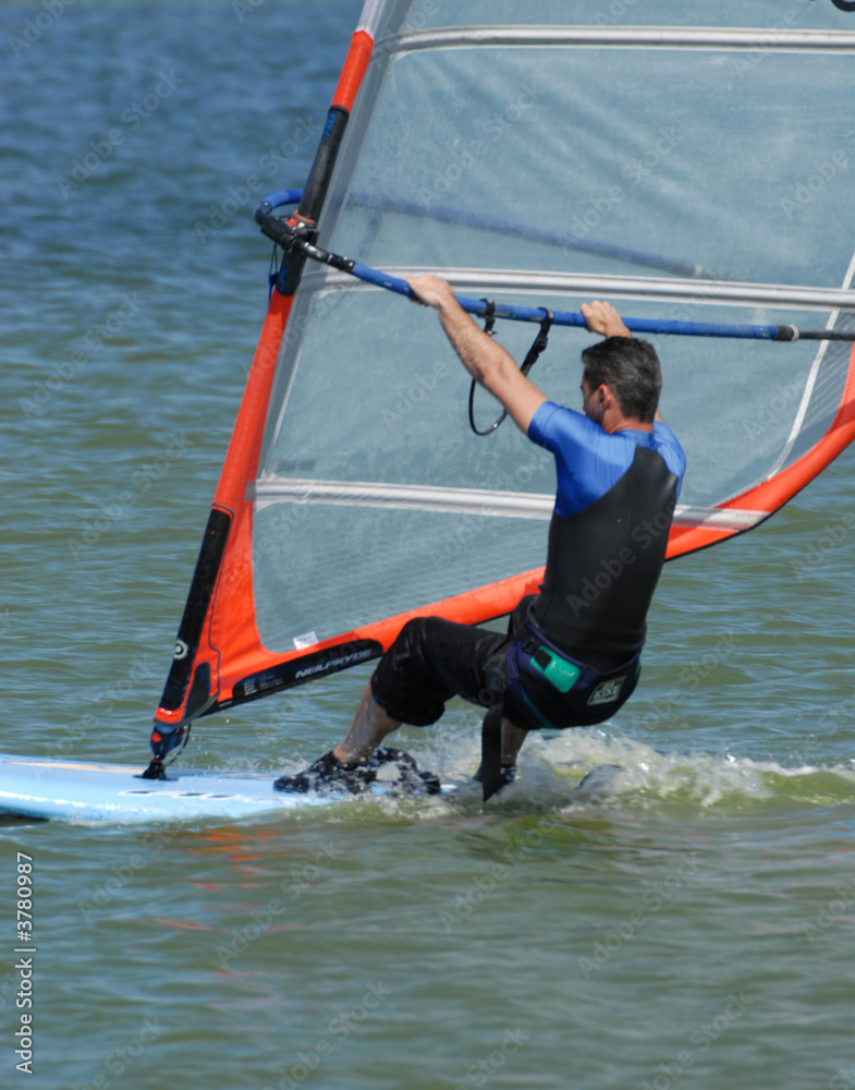Naklejka premium plache à voile sur un étang