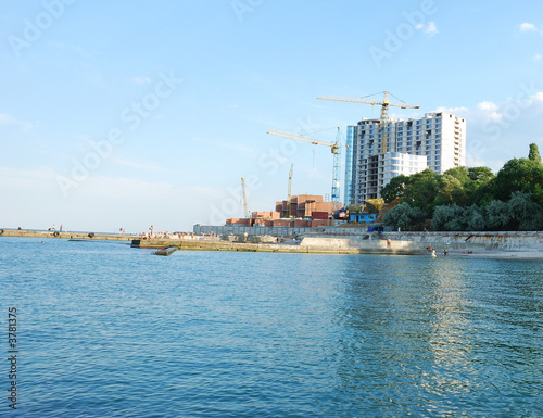 Construction of modern building on sea beach © Vasyl Dudenko