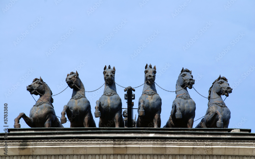 Obraz premium bronze horses on the triumphal arch