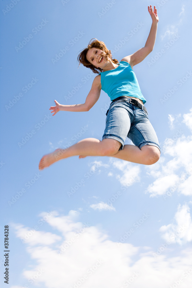 junges, schönes Mädchen springt unter dem Himmel junges, schönes Mädchen springt unter dem Himmel