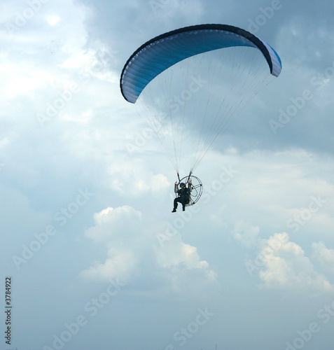 Flight of the parachuter on a parachute with the engine.