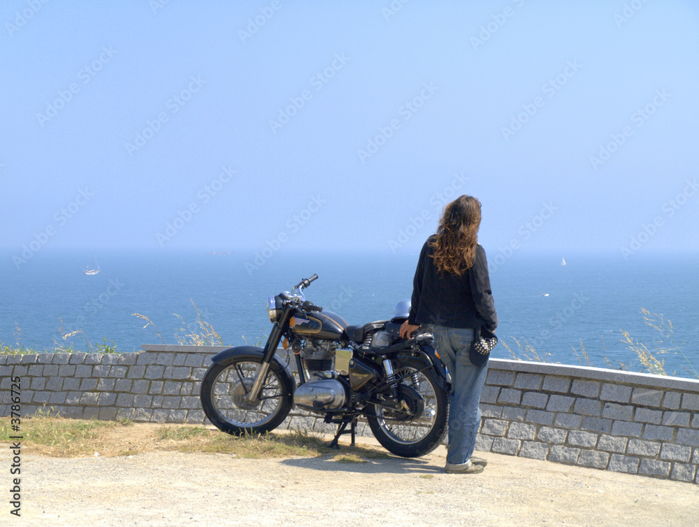 Fototapeta premium Motorista mirando el mar
