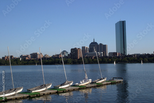 Segelboote vor der Skyline in Boston