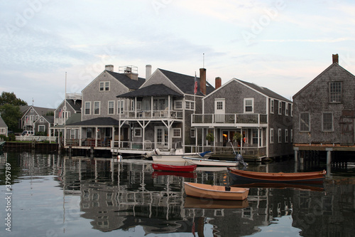 Boote vor einer Häuserfront auf Nantucket
