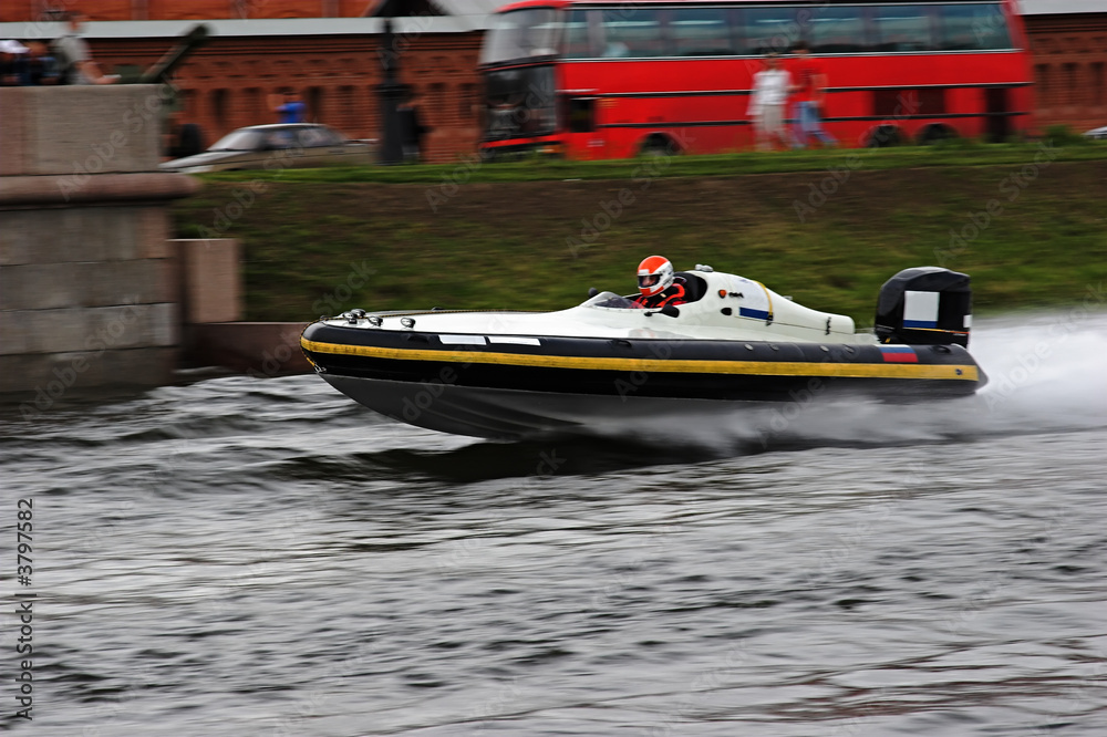 Obraz premium Racing boat on a bend