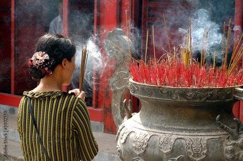 Prière bouddhiste (Hanoi, Vietnam) photo
