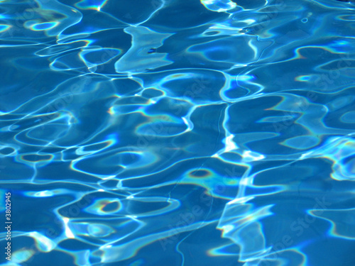 Reflexionen im blauen Wasser