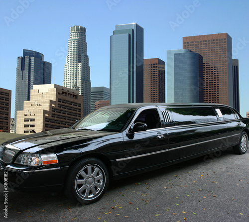 Fotografia Black limousine in Los Angeles downtown