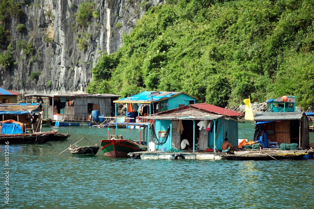 Habitats de pêcheurs (Baie d'Halong, Vietnam)