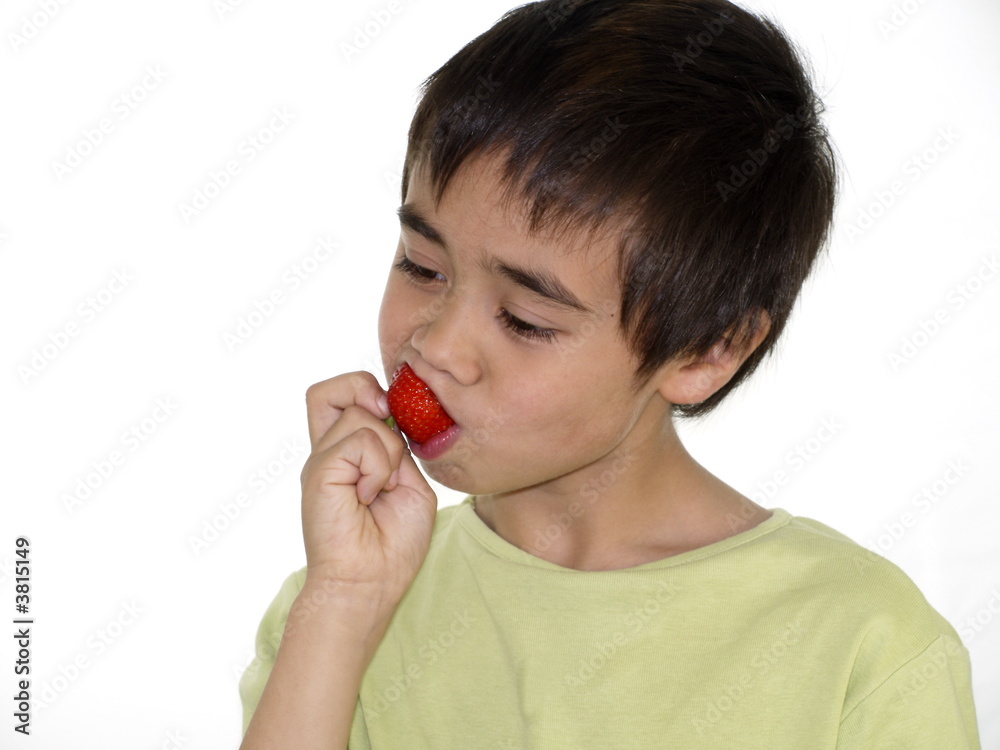 junge ißt erdbeere junge ißt erdbeere