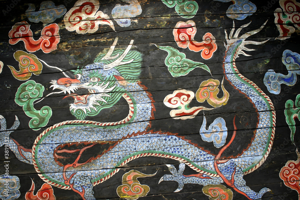Naklejka premium Dragon painting at ceiling 