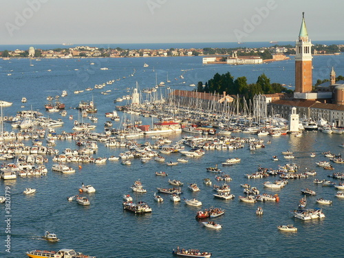 Fotografia Rassemblement de bâteaux à Venise vue du ciel