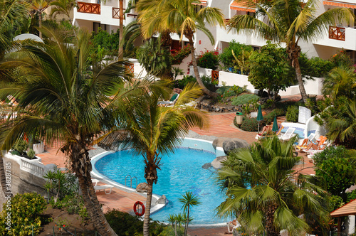 Luxury resort with very nice pool and palms © Lars Christensen