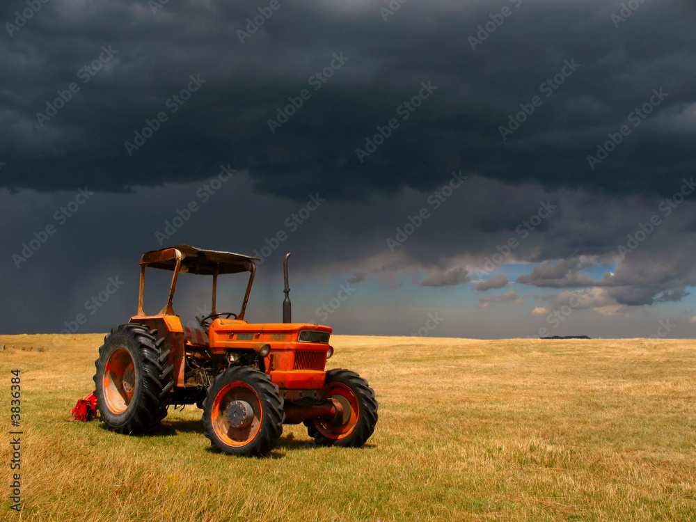 Fototapeta premium traktor na tle chmur