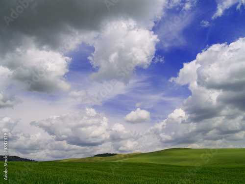 campi di grano e nuvole nella campagna toscana