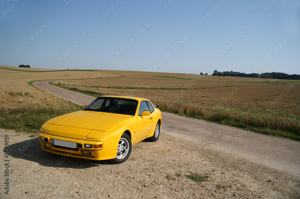 bolide allemand de Stuttgart à la campagne