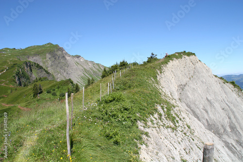 schmaler wanderweg am felsigen abgrund photo