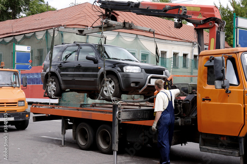 Tableau sur toile towing of illegally parked car