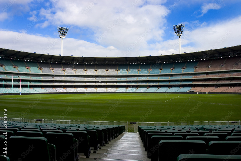 Fototapeta premium Stadion piłkarski całkowicie pusty, błękitne niebo