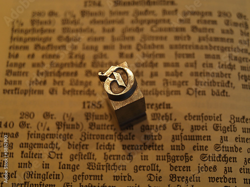 Bleiletter auf einem aufgeschlagenem Buch 