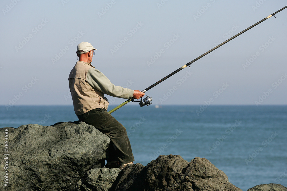 pêcheur sur une digue
