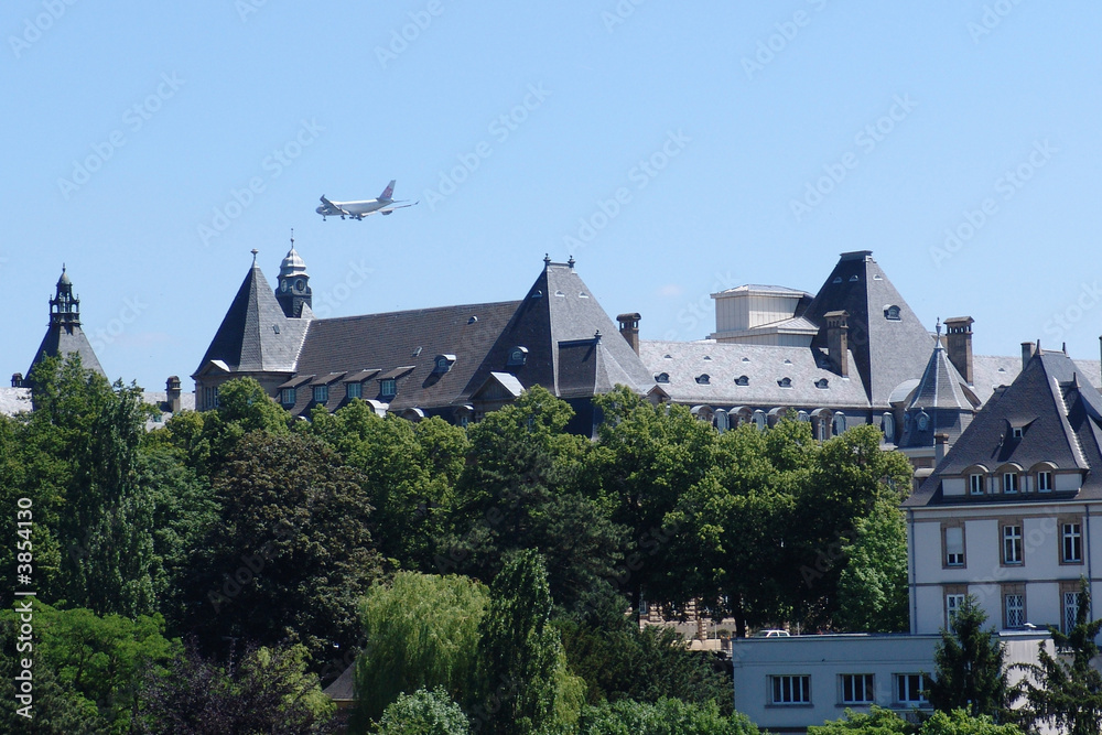 Flieger über den Dächern von Luxemburg