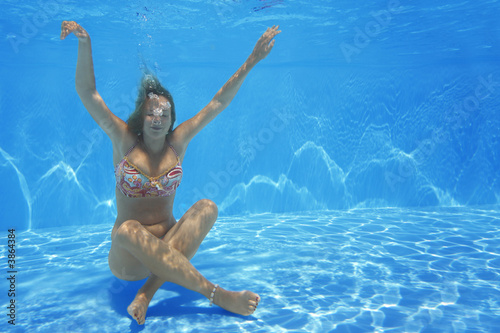 Mujer en una piscina