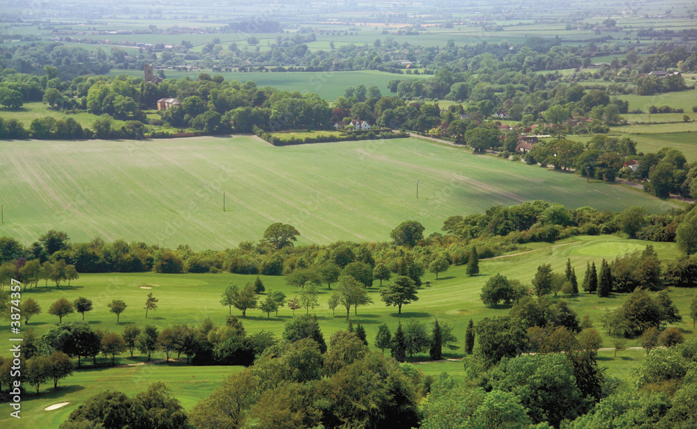 Fototapeta premium view over the vale of aylesbury and coombe village