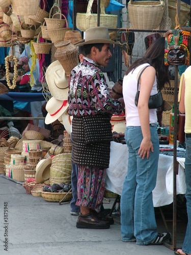 vendeur sur le marché de quetzaltenango photo
