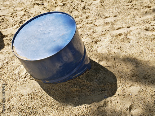 öl fass am strand