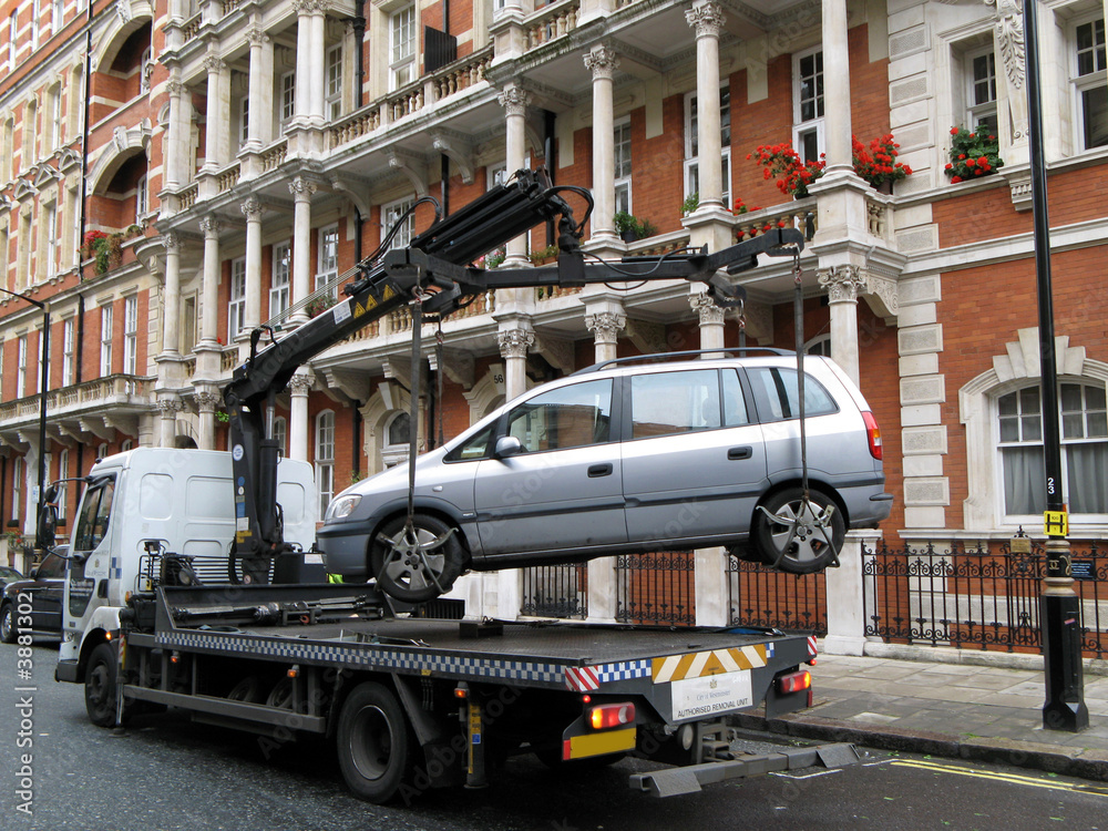 Obraz premium Illegally parked car being removed by police, London