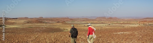 Deux randonneurs dans le Damaraland - Namibie 