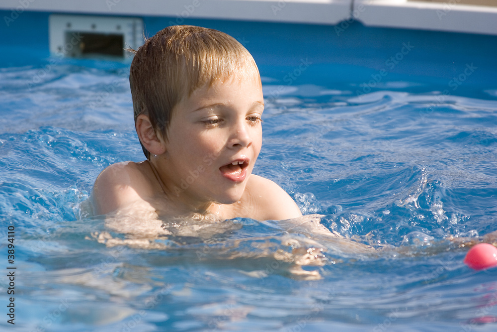 enfant jouant dans une piscine