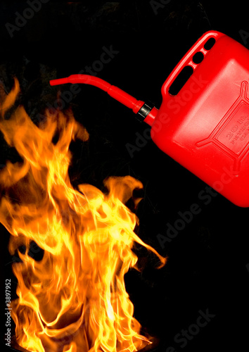 Öl ins Feuer giessen