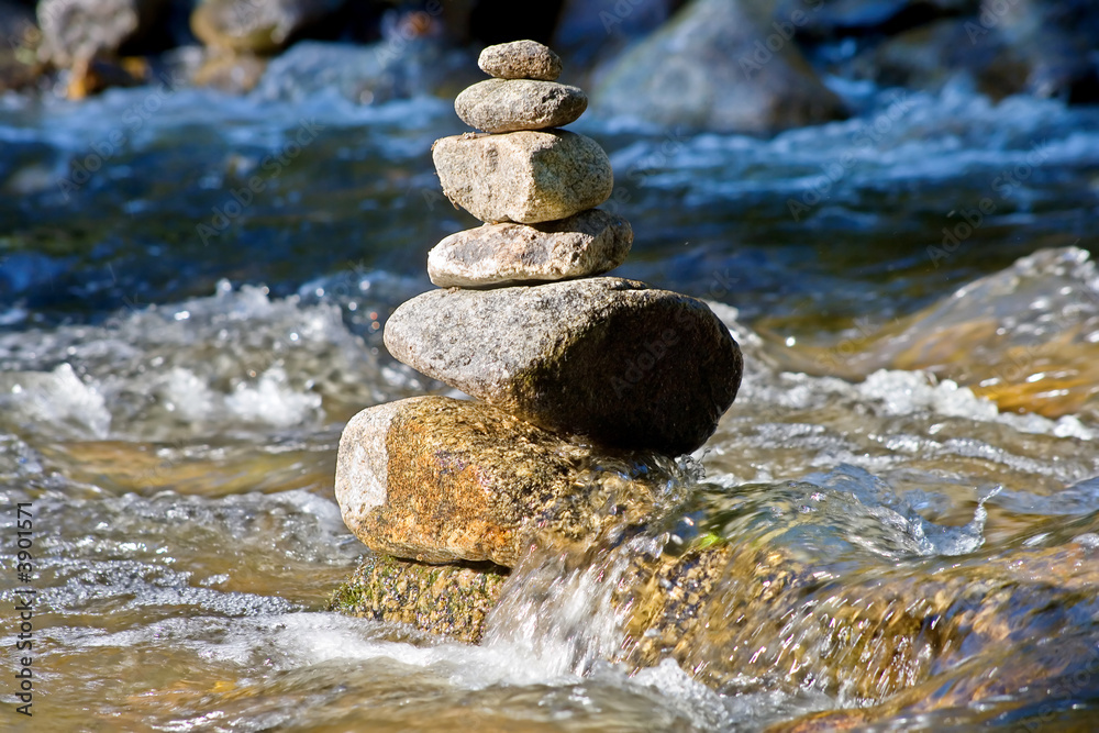 kleiner Fluss mit vielen Steinen und Wellen und Felsen kleiner Fluss mit vielen Steinen und Wellen und Felsen