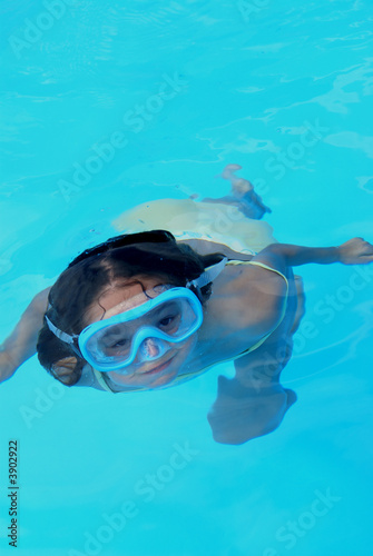 enfant sous l'eau