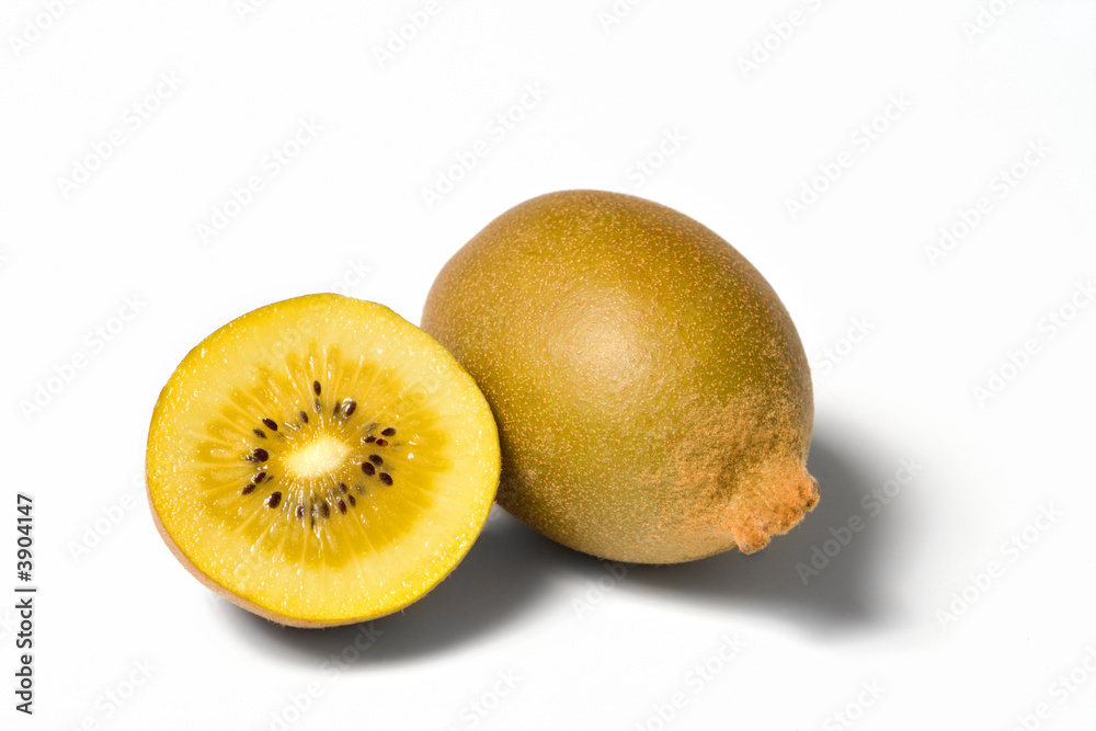 Fototapeta premium ganze und halbe goldene kiwi auf weissem hintergrund