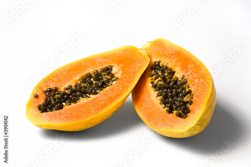 halbierte papaya auf weissem hintergund