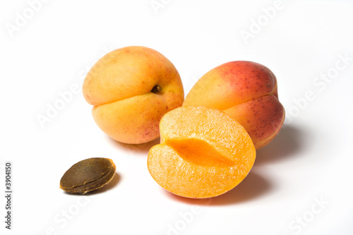 aprikosen und kern isoliert auf weiss