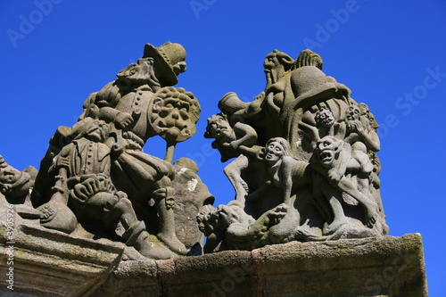 Personnages sur le calvaire de Guimiliau (Bretagne)