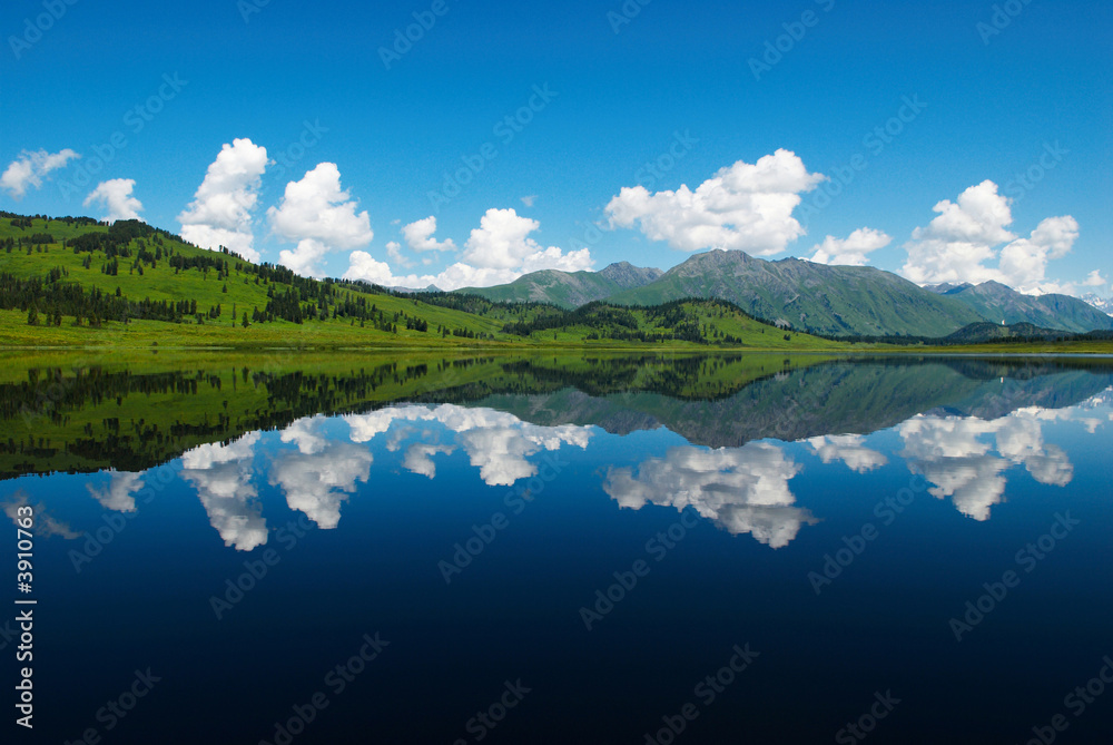 Naklejka premium Ideal reflection in lake