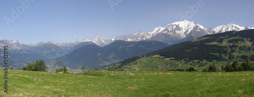 Fototapeta Naklejka Na Ścianę i Meble -  panorama haute et moyenne montagne