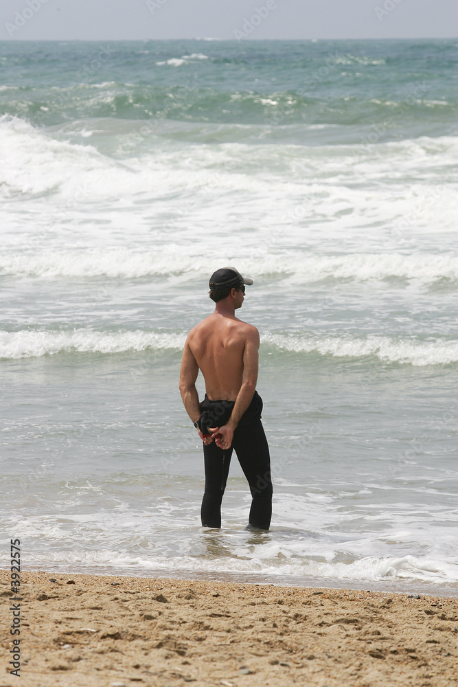 homme avec casquette an bord de plage Photos | Adobe Stock