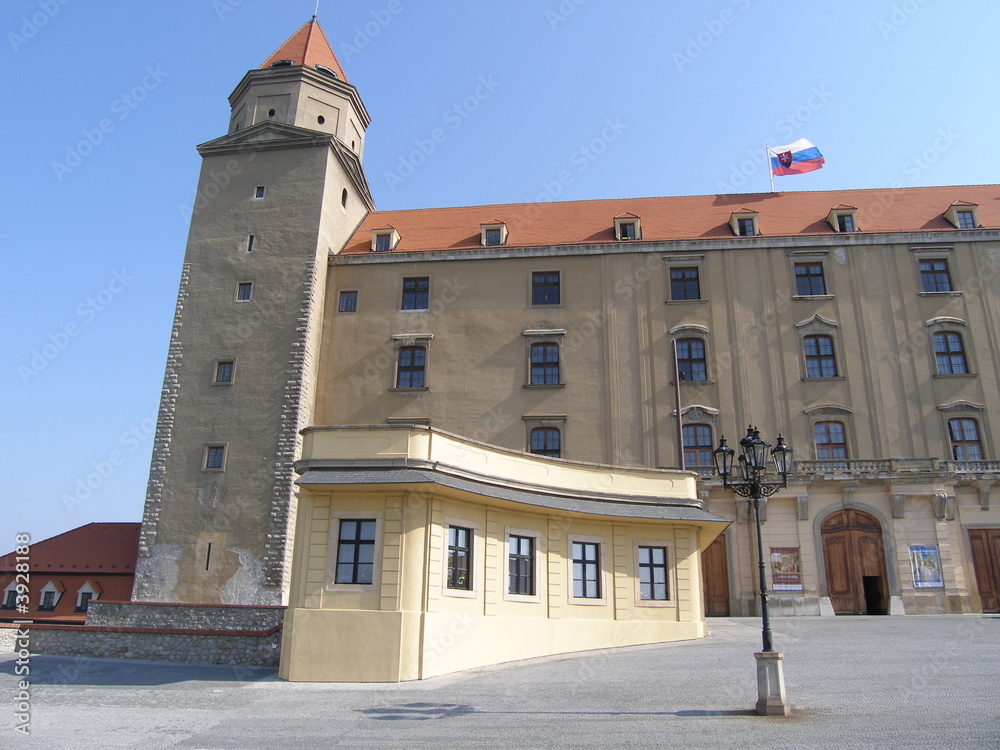 schloss in bratislava mit flagge der slowakei