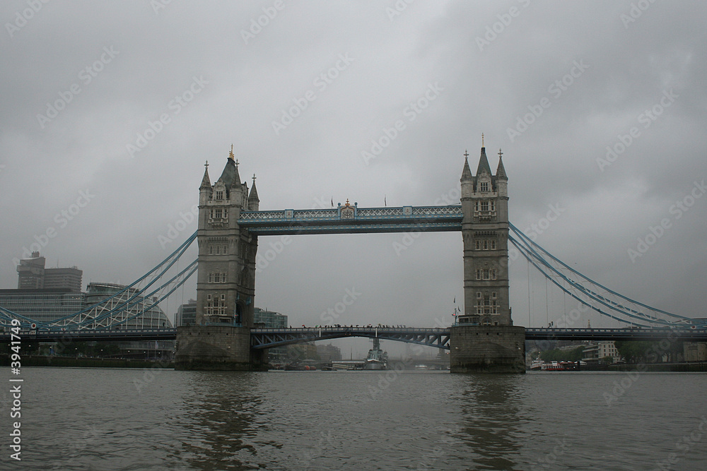 Obraz premium Tower Bridge im Sturm