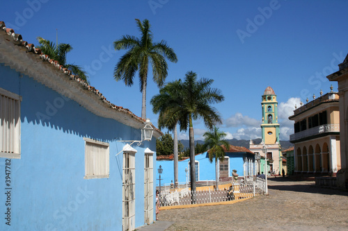 Trinidad - Maison bleue, palmiers et église