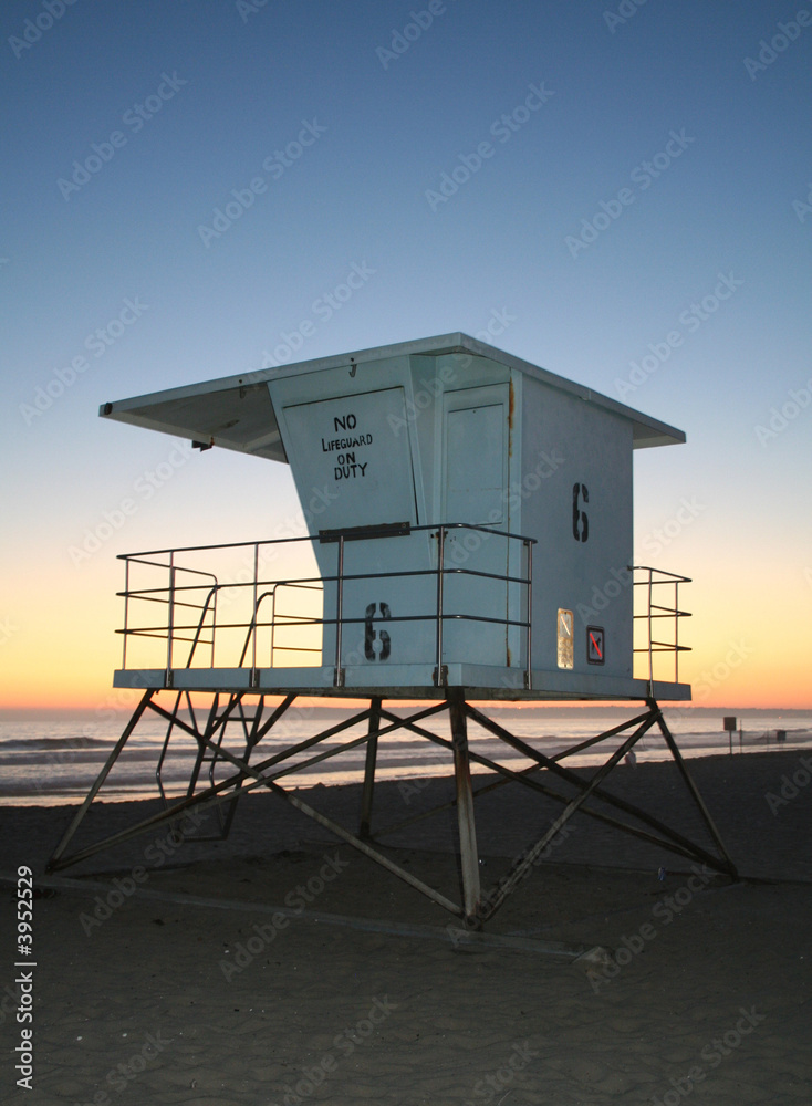Fototapeta premium Lifeguard station at sunset 2