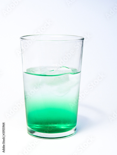 Verre de sirop de menthe